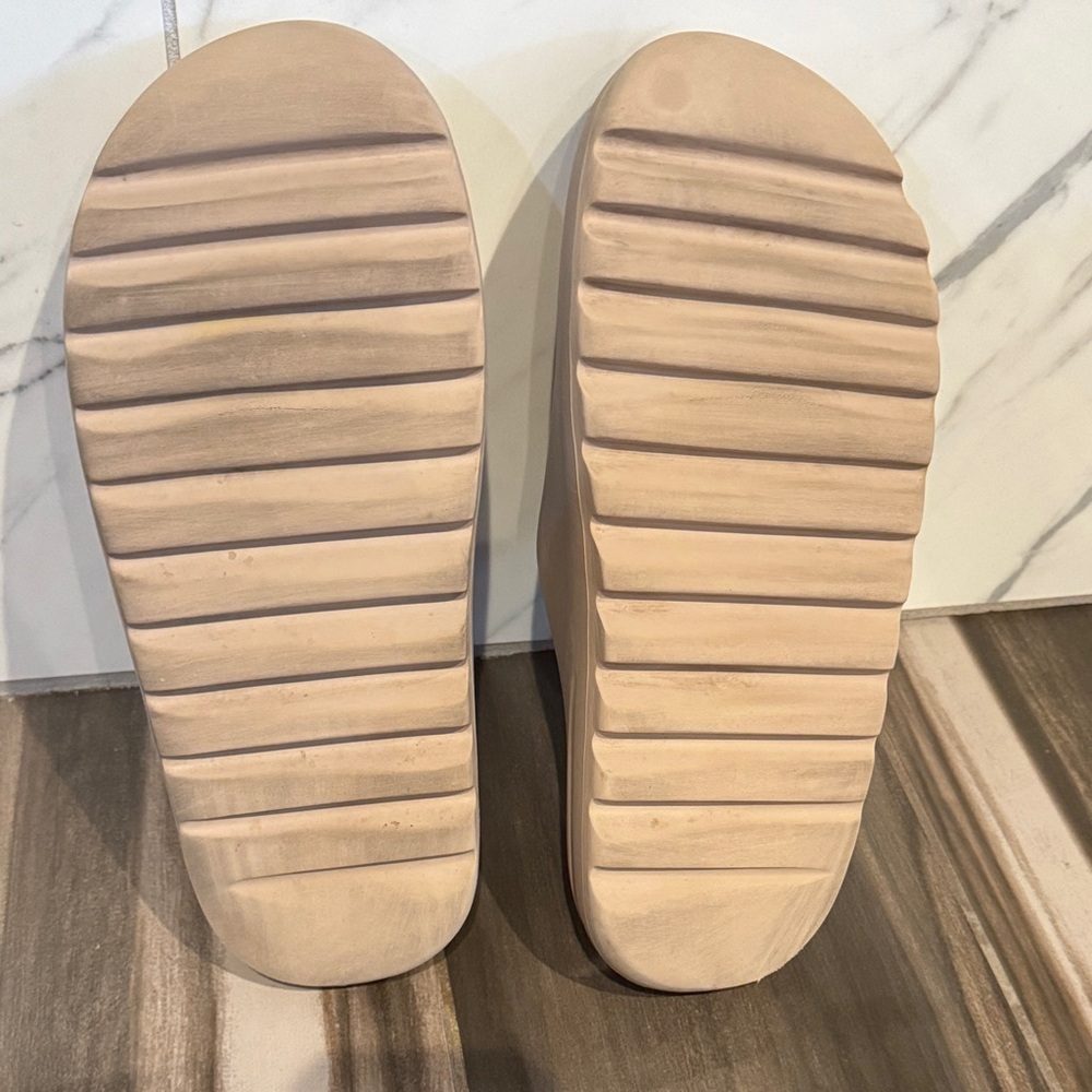 Yeezy Cream Slide Sandals - Picture 6 of 7